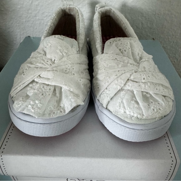 Koala Kids White Eyelet Lace Slip On Sneaker Shoes-New In box-Toddler Girls Sz 8 - Picture 3 of 7